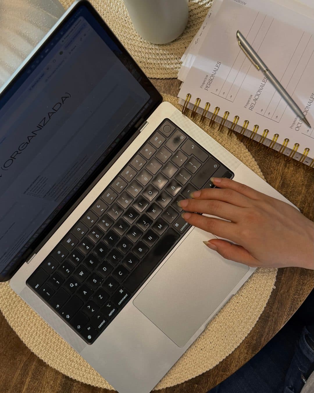 Planificador y laptop con el curso Organizada