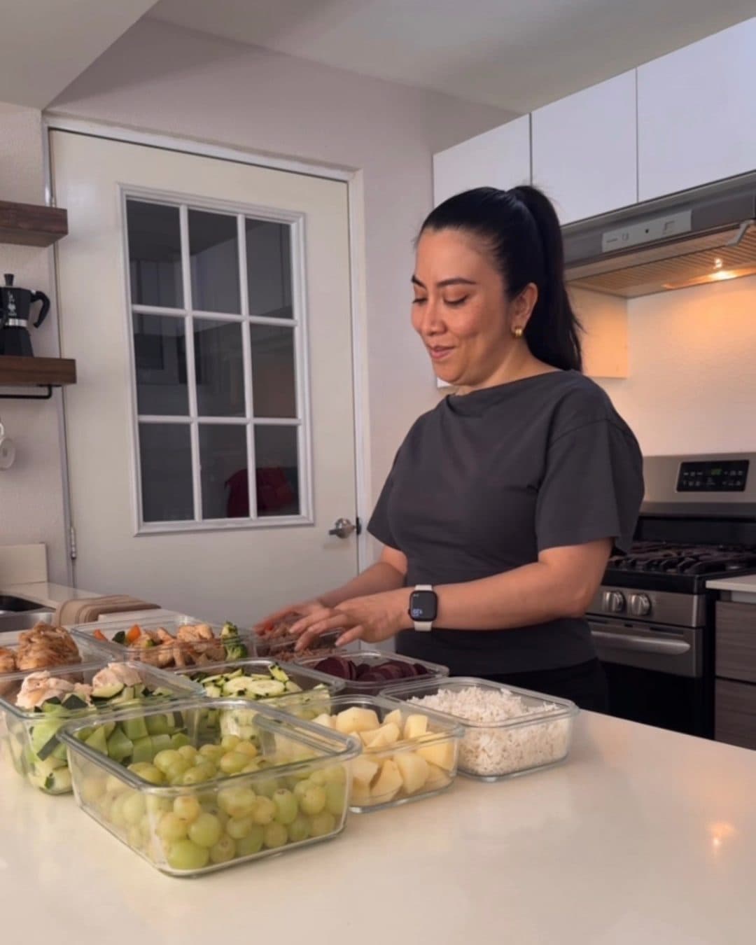 Sugey organizando sus comidas en la cocina