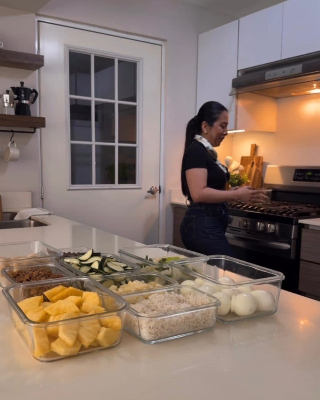 Sugey organizando sus comidas en la cocina